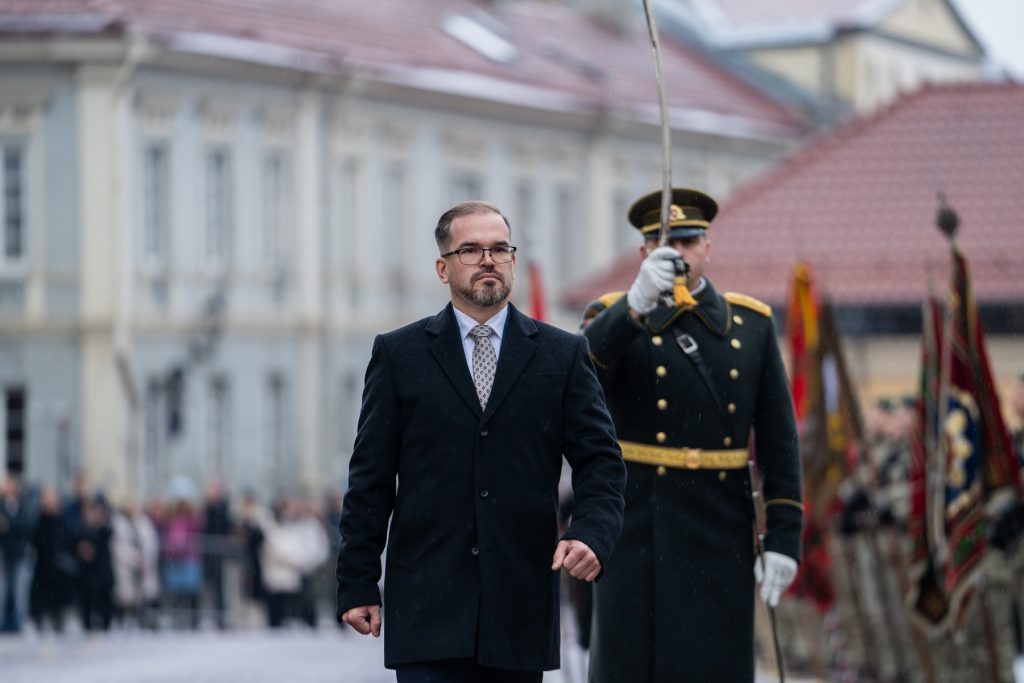 D. Šakalienė Krašto apsaugos ministerijos vėliavą perdavė R. Kaunui