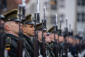  D. Šakalienė Krašto apsaugos ministerijos vėliavą perdavė R. Kaunui