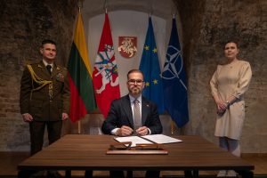 D. Šakalienė Krašto apsaugos ministerijos vėliavą perdavė R. Kaunui