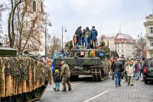  Ministras R. Kaunas: už mūsų taikos ir namų ramybės stovi Lietuvos kariai