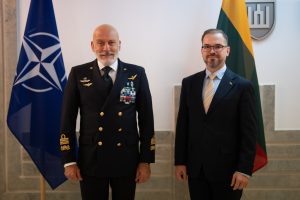  Ministras R. Kaunas su NATO karinio komiteto vadu aptarė oro gynybą