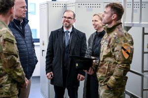  Užtikrinamos geriausios įmanomos sąlygos sąjungininkams Lietuvoje – Pabradėje atidaryta nauja karinė infrastruktūra JAV kariams 