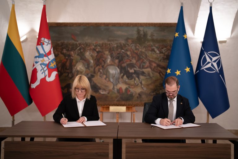 Ministras R. Kaunas su profesine sąjunga pasirašė kolektyvinę sutartį