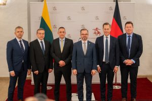  KAM ir tarptautiniai gynybos pramonės partneriai pasirašė susitarimus dėl „Leopard 2 A8“ tankų