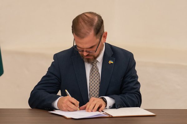  KAM ir tarptautiniai gynybos pramonės partneriai pasirašė susitarimus dėl „Leopard 2 A8“ tankų