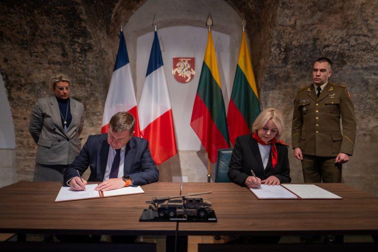 Pasirašyta sutartis dėl ratinių haubicų CAESAR Mk II pirkimo