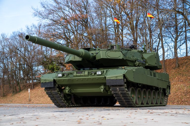 KAM ir tarptautiniai gynybos pramonės partneriai pasirašė susitarimus dėl „Leopard 2 A8“ tankų