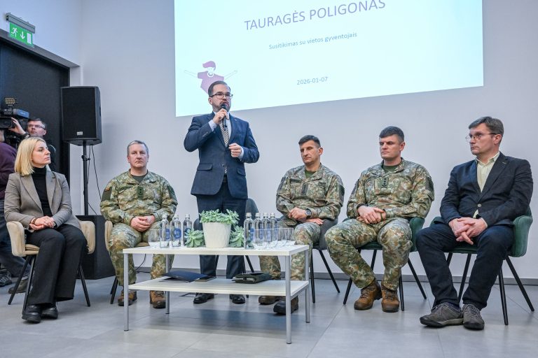 Krašto apsaugos ministras su gyventojais aptarė Tauragės poligono plėtrą