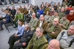  Krašto apsaugos ministras su gyventojais aptarė Tauragės poligono plėtrą