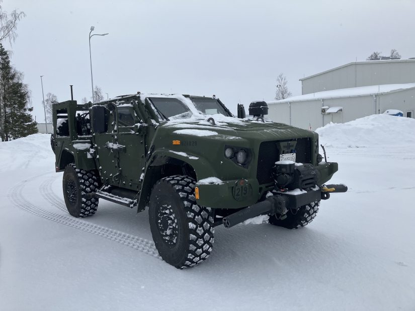 Lietuvos kariuomenėje – jau 500 moderniausių šarvuotųjų visureigių JLTV