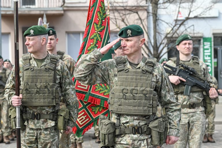  Istorinė akimirka: Lietuvos kariuomenės 1-ajai divizijai įteikta vėliava ir patikėti didžiausi Sausumos pajėgų kariniai vienetai