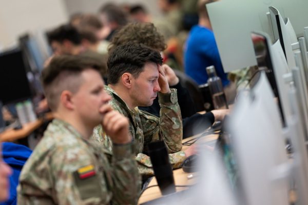  Lietuva ir Japonija jungiasi į bendrą komandą pasaulinėse kibernetinės gynybos pratybose „Locked Shields 2026“ 