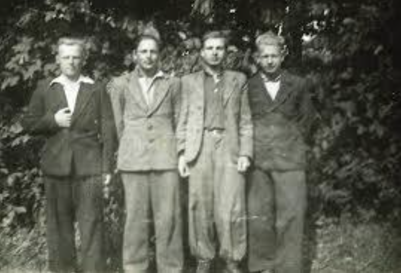 Būsimasis partizanas Jonas Keturakis-Aitvaras (antras iš dešinės) su trimis draugais.  1946 m.