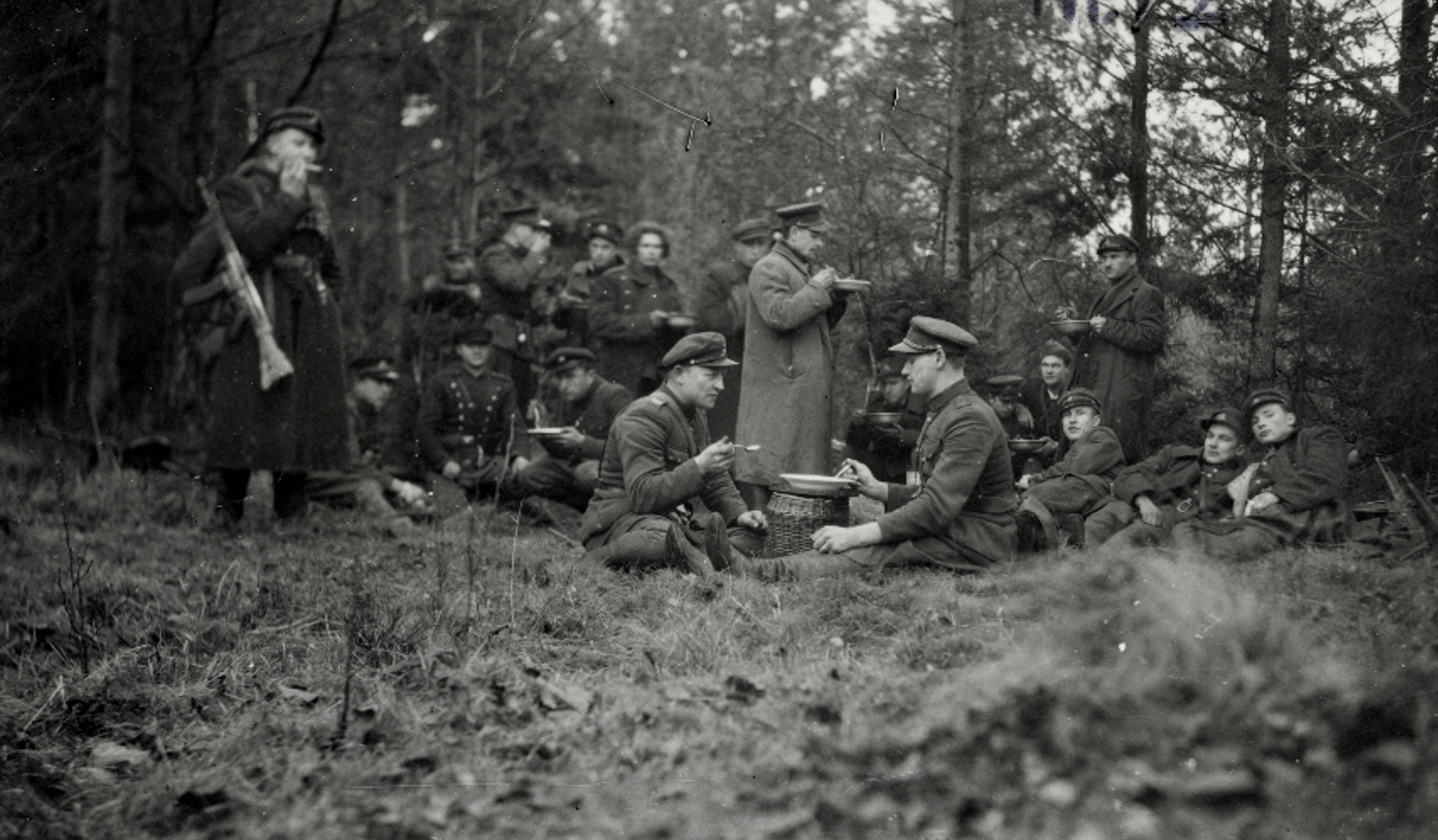 Tauro apygardos Žalgirio ir Kęstučio rinktinių partizanų pietūs Kazlų Rūdos miške prieš ūkinę operaciją Antanave. 1947 11 11