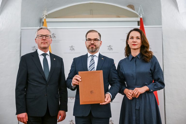 Pasirašytas susitarimas su Lazdijų ir Jurbarko raj. savivaldybėms: skiriamos lėšos infrastruktūros plėtrai