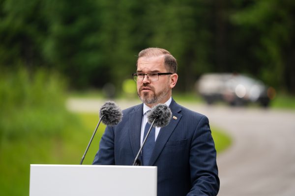  KAM: „Fegda“ defektuotą kelią į Rūdninkų poligoną savo lėšomis perklos iš naujo