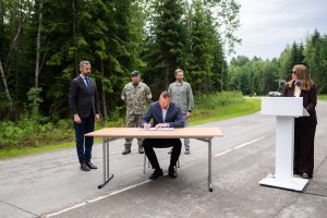  KAM: „Fegda“ defektuotą kelią į Rūdninkų poligoną savo lėšomis perklos iš naujo