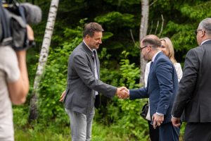  KAM: „Fegda“ defektuotą kelią į Rūdninkų poligoną savo lėšomis perklos iš naujo