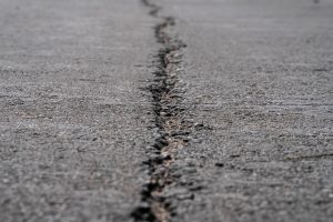  KAM: „Fegda“ defektuotą kelią į Rūdninkų poligoną savo lėšomis perklos iš naujo