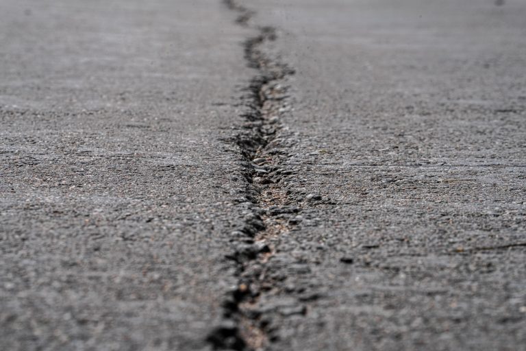 KAM: „Fegda“ defektuotą kelią į Rūdninkų poligoną savo lėšomis perklos iš naujo