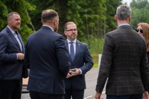  KAM: „Fegda“ defektuotą kelią į Rūdninkų poligoną savo lėšomis perklos iš naujo