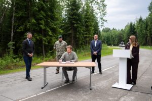  KAM: „Fegda“ defektuotą kelią į Rūdninkų poligoną savo lėšomis perklos iš naujo