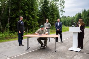  KAM: „Fegda“ defektuotą kelią į Rūdninkų poligoną savo lėšomis perklos iš naujo
