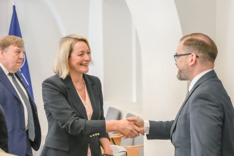  R. Kaunas emphasized the need to retain the economic and political pressure on russia to UK MP on a visit in Lithuania   