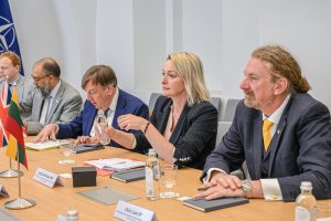  Susitikime su JK parlamentarais R. Kaunas pabrėžė būtinybę išlaikyti ekonominį ir politinį spaudimą rusijai
