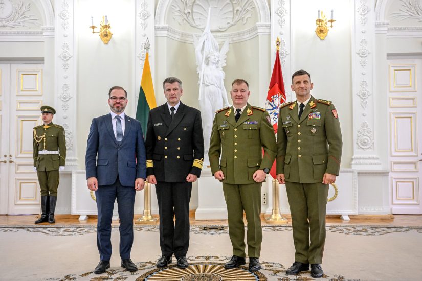 LR Prezidentas suteikė aukštesnius generolo laipsnius dviem Lietuvos kariuomenės karininkams