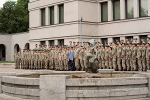  Nauja lyderių karta: rezervo karininkais tapo jaunesniųjų karininkų vadų mokymų klausytojai