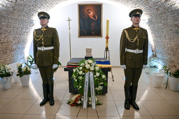  Krašto apsaugos viceministras atidavė pagarbą kare Ukrainoje žuvusiam savanoriui