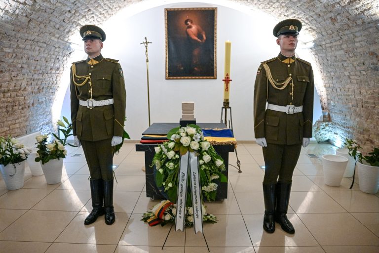  Krašto apsaugos viceministras atidavė pagarbą kare Ukrainoje žuvusiam savanoriui
