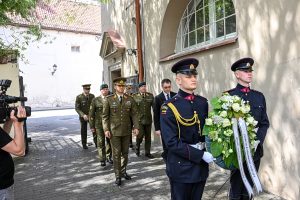  Krašto apsaugos viceministras atidavė pagarbą kare Ukrainoje žuvusiam savanoriui