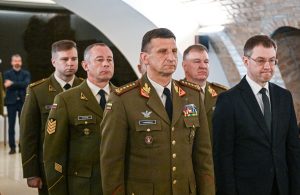  Krašto apsaugos viceministras atidavė pagarbą kare Ukrainoje žuvusiam savanoriui