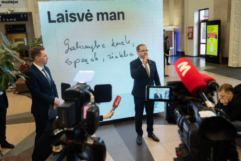 Bėgiais nuo okupacijos iki laisvės: Vilniaus geležinkelio stotyje atidaryta instaliacija „Besąlygiškos laisvės link“