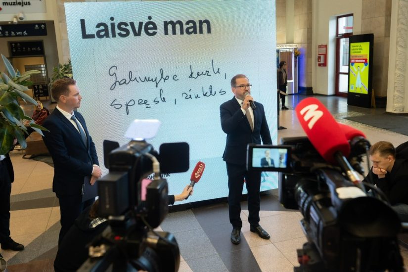 Bėgiais nuo okupacijos iki laisvės: Vilniaus geležinkelio stotyje atidaryta instaliacija „Besąlygiškos laisvės link“
