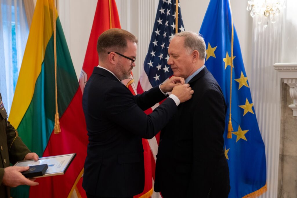Už indėlį stiprinant Lietuvos radiacinę stebėseną – ministro apdovanojimas JAV ekspertui