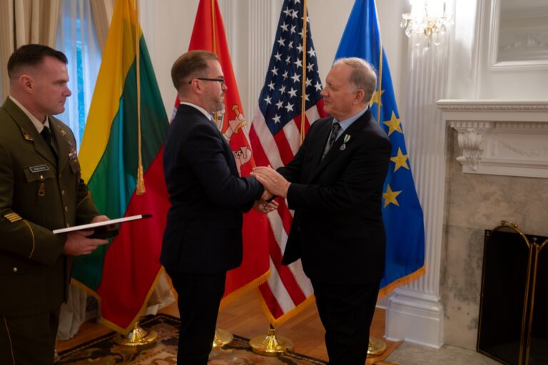  Už indėlį stiprinant Lietuvos radiacinę stebėseną – ministro apdovanojimas JAV ekspertui
