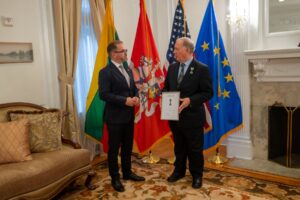  Už indėlį stiprinant Lietuvos radiacinę stebėseną – ministro apdovanojimas JAV ekspertui