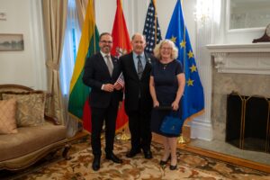  Už indėlį stiprinant Lietuvos radiacinę stebėseną – ministro apdovanojimas JAV ekspertui