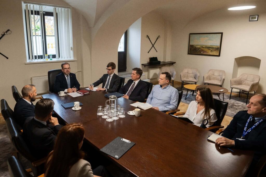 R. Kaunas su kontroliuojančių institucijų vadovais ieškojo būdų, kaip spartinti gynybos įsigijimus